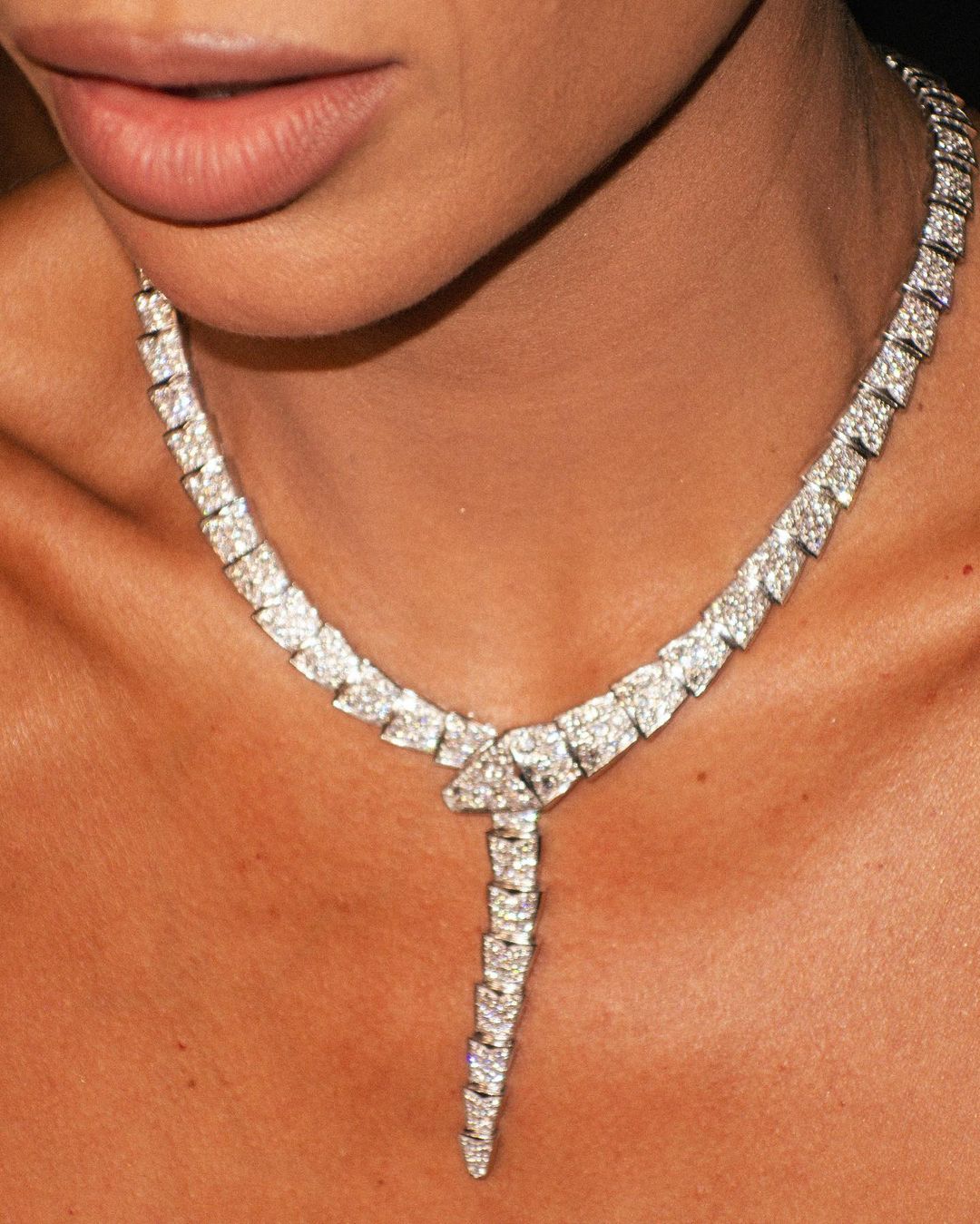 Colar BV serpente cravejado